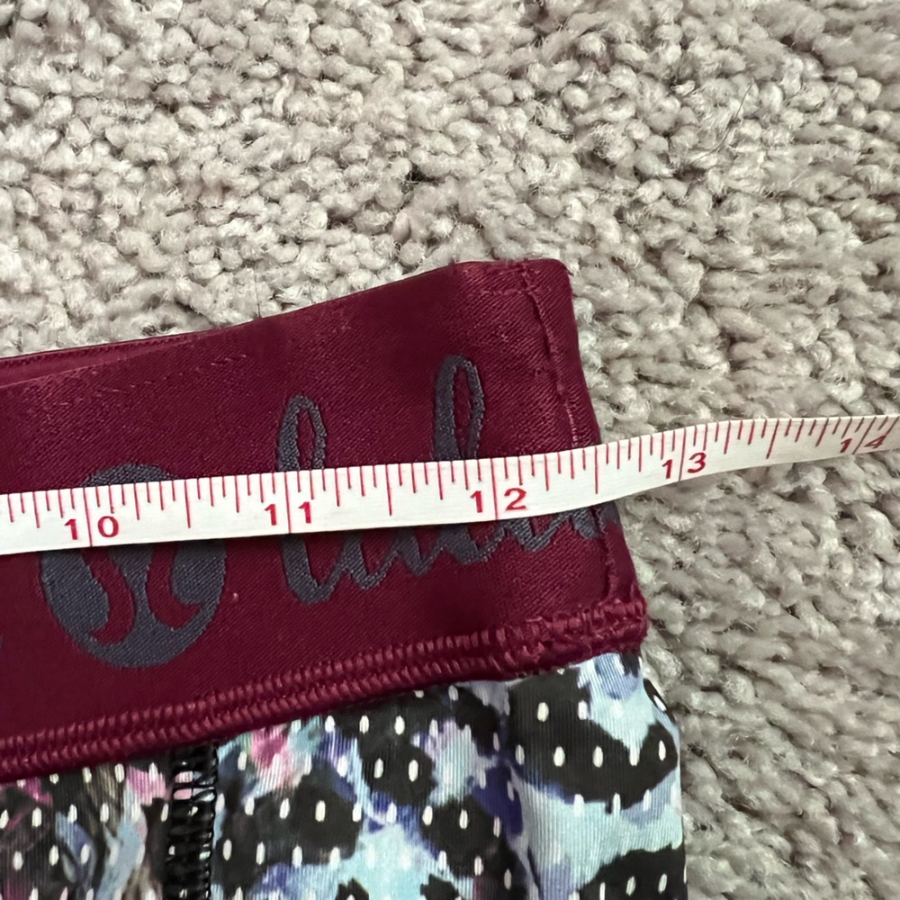 EUC Lululemon 4” Inseam Bike Shorts - Size 4 - Picture 6 of 6